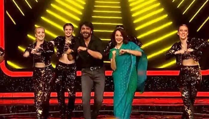 30 ఏళ్ల తర్వాత మళ్ళీ ఆ పాటకి డాన్స్ చేసిన నాగార్జున, అమల (వీడియో) 30 ఏళ్ల తర్వాత మళ్ళీ ఆ పాటకి డాన్స్ చేసిన నాగార్జున, అమల (వీడియో)