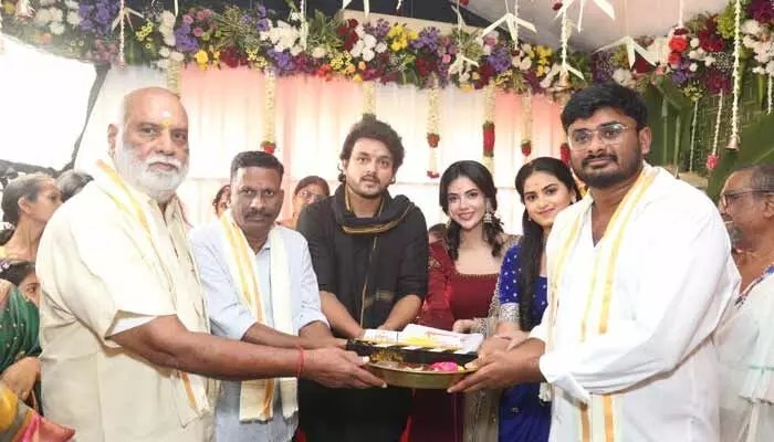 ఘనంగా ప్రారంభమైన ‘ఇరువురు భామల కౌగిలిలో’ సినిమా.. గెస్ట్గా స్టార్ డైరెక్టర్ ఘనంగా ప్రారంభమైన ‘ఇరువురు భామల కౌగిలిలో’ సినిమా.. గెస్ట్గా స్టార్ డైరెక్టర్
