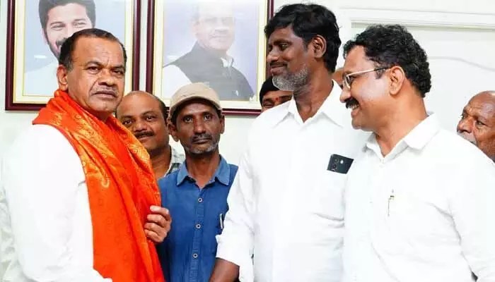 ‘రాబందు’ ట్రైలర్ రిలీజ్ చేసిన కోమటిరెడ్డి వెంకట్ రెడ్డి.. వైల్డ్గా ఉంటుందనడంతో భారీ హైప్ ‘రాబందు’ ట్రైలర్ రిలీజ్ చేసిన కోమటిరెడ్డి వెంకట్ రెడ్డి.. వైల్డ్గా ఉంటుందనడంతో భారీ హైప్