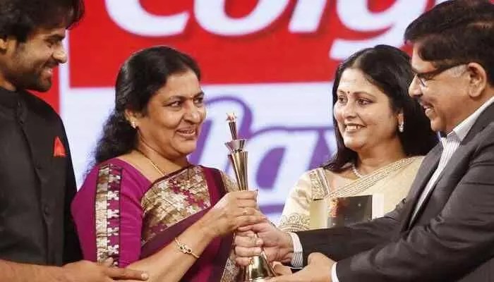 Sai Durga Tej: తల్లి చేతుల మీదుగా అవార్ట్...సాయి దుర్గ తేజ్ ట్వీట్ Sai Durga Tej: తల్లి చేతుల మీదుగా అవార్ట్...సాయి దుర్గ తేజ్ ట్వీట్