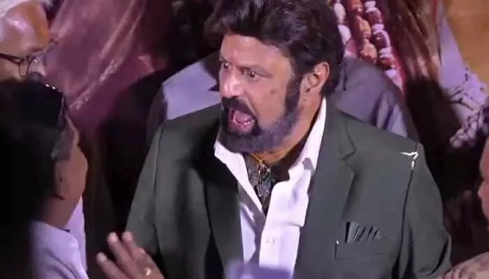 స్టేజీపైనే రెచ్చిపోయిన బాలయ్య..ఫ్యాన్స్పై సీరియస్ స్టేజీపైనే రెచ్చిపోయిన బాలయ్య..ఫ్యాన్స్పై సీరియస్