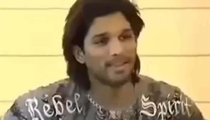 ప్రభాస్ స్పిరిట్ సినిమాకు బన్నీ ప్రచారం..రెబల్ టీ-షర్ట్ వేసుకుని మరీ ! ప్రభాస్ స్పిరిట్ సినిమాకు బన్నీ ప్రచారం..రెబల్ టీ-షర్ట్ వేసుకుని మరీ !