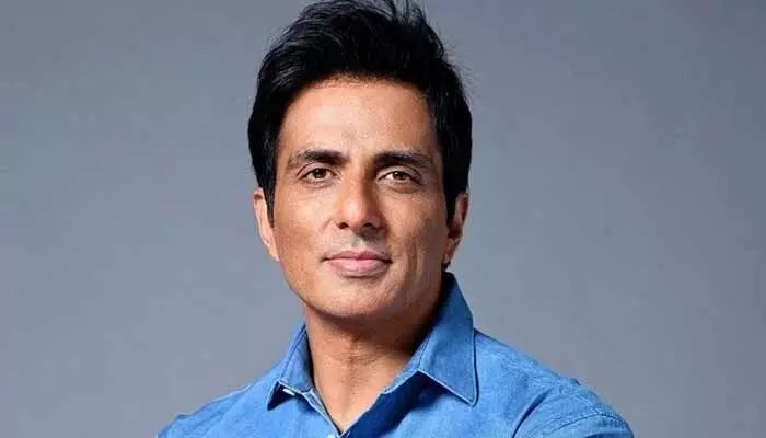 సోషల్ మీడియాను బ్యాన్ చేసి వారి భవిష్యత్తును కాపాడాలి.. సోనూసూద్ ఆసక్తికర ట్వీట్ సోషల్ మీడియాను బ్యాన్ చేసి వారి భవిష్యత్తును కాపాడాలి.. సోనూసూద్ ఆసక్తికర ట్వీట్