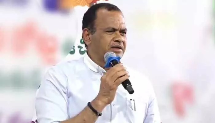 నిర్మాతలు, దర్శకులు మా దగ్గరకు రావొద్దు.. మంత్రి కోమటిరెడ్డి షాకింగ్ కామెంట్స్ నిర్మాతలు, దర్శకులు మా దగ్గరకు రావొద్దు.. మంత్రి కోమటిరెడ్డి షాకింగ్ కామెంట్స్