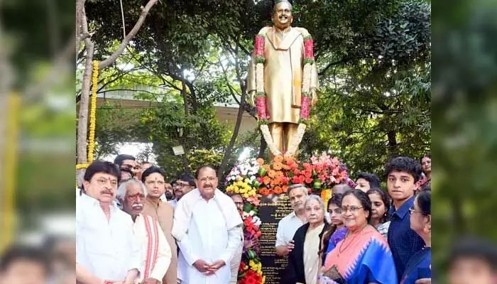 గాన గంధర్వుడు బాలు గళం.. అక్షయపాత్రతో సమానం! వెంకయ్య నాయుడు భావోద్వేగం గాన గంధర్వుడు బాలు గళం.. అక్షయపాత్రతో సమానం! వెంకయ్య నాయుడు భావోద్వేగం