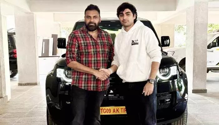పవన్ కళ్యాణ్ ఇచ్చిన ల్యాండ్ రోవర్.. 'OG' సుజిత్ ఆనందానికి హద్దుల్లేవ్! పవన్ కళ్యాణ్ ఇచ్చిన ల్యాండ్ రోవర్.. 'OG' సుజిత్ ఆనందానికి హద్దుల్లేవ్!