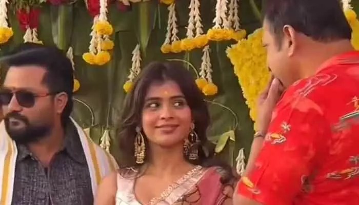 వైరల్ అవుతున్న హెబ్బా పటేల్ చిలిపి చేష్టలు: నిర్మాతను షాక్ చేసిన కొంటే చూపులు! వైరల్ అవుతున్న హెబ్బా పటేల్ చిలిపి చేష్టలు: నిర్మాతను షాక్ చేసిన కొంటే చూపులు!