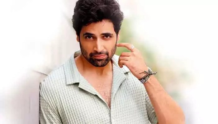 డేరింగ్ అండ్ డాషింగ్: ఒక్క ముక్కలో 'డెకాయిట్' స్టోరీ చెప్పేసిన అడివి శేష్! ఫ్యాన్స్ షాక్! డేరింగ్ అండ్ డాషింగ్: ఒక్క ముక్కలో 'డెకాయిట్' స్టోరీ చెప్పేసిన అడివి శేష్! ఫ్యాన్స్ షాక్!
