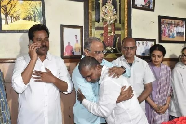 ఎన్టీఆర్ రాజుకు అరుదైన నివాళి: పాడె మోసిన నందమూరి కుటుంబం! ఎన్టీఆర్ రాజుకు అరుదైన నివాళి: పాడె మోసిన నందమూరి కుటుంబం!