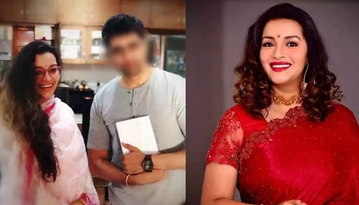 అడివి శేష్ టీజర్కు ఫిదా అయిన రేణు దేశాయ్: 'డెకాయిట్' కోసం ఆత్రంగా ఎదురుచూపు! అడివి శేష్ టీజర్కు ఫిదా అయిన రేణు దేశాయ్: 'డెకాయిట్' కోసం ఆత్రంగా ఎదురుచూపు!