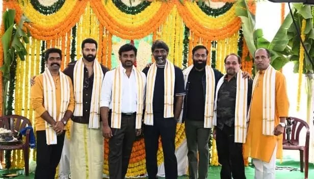 మోదీ బయోపిక్ 'మా వందే' షూటింగ్ షురూ! మలయాళ స్టార్తో భారీ ప్రాజెక్ట్ మోదీ బయోపిక్ 'మా వందే' షూటింగ్ షురూ! మలయాళ స్టార్తో భారీ ప్రాజెక్ట్
