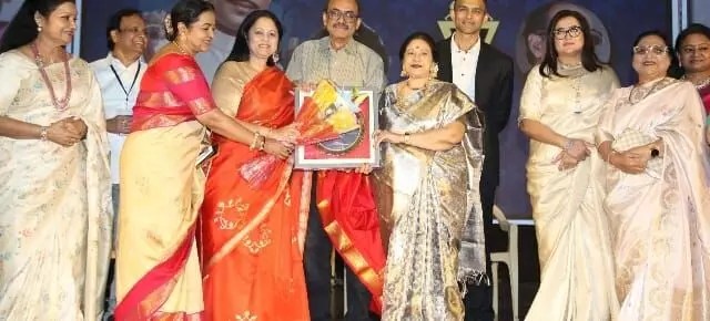 నటభూషణ్ శోభన్ బాబు 'సోగ్గాడు' స్వర్ణోత్సవం: సినీ లోకంలో ఉద్వేగభరిత క్షణాలు! నటభూషణ్ శోభన్ బాబు 'సోగ్గాడు' స్వర్ణోత్సవం: సినీ లోకంలో ఉద్వేగభరిత క్షణాలు!