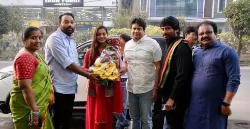 బేల్ ట్రీ హోటల్స్లో మోనాలిసా సందడి: కిచెన్ ప్రారంభించి.. స్వయంగా వంట చేసి షాకిచ్చింది! బేల్ ట్రీ హోటల్స్లో మోనాలిసా సందడి: కిచెన్ ప్రారంభించి.. స్వయంగా వంట చేసి షాకిచ్చింది!