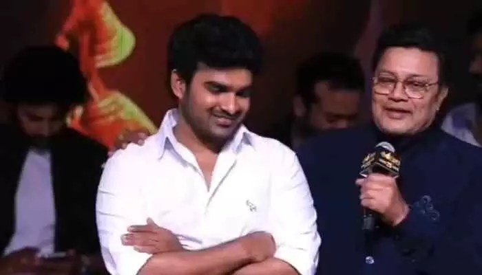 స్టేజిపై సాయికుమార్ ఆగ్రహం: యువ హీరో ఆదికి పబ్లిక్ వార్నింగ్.. కారణం ఇదే! స్టేజిపై సాయికుమార్ ఆగ్రహం: యువ హీరో ఆదికి పబ్లిక్ వార్నింగ్.. కారణం ఇదే!