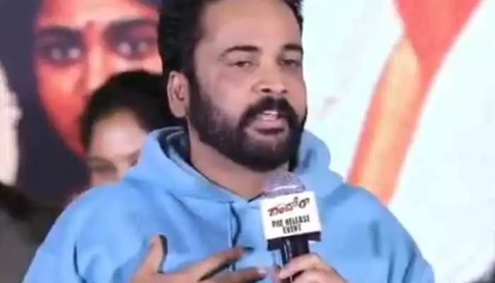 హీరోయిన్లకు శివాజీ క్లాస్: 'పొట్టి బట్టల్లో అందం కాదు.. చీరకట్టే గొప్ప!' హీరోయిన్లకు శివాజీ క్లాస్: 'పొట్టి బట్టల్లో అందం కాదు.. చీరకట్టే గొప్ప!'