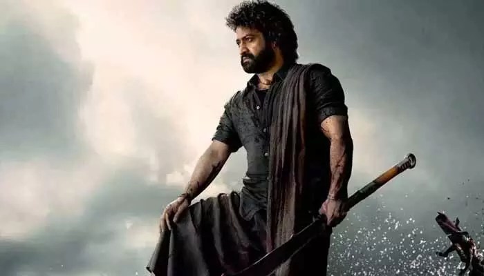 ఎన్టీఆర్ అభిమానులకు ఊహించని షాక్! మళ్ళీ ట్రాక్ లోకి 'దేవర 2'? ఎన్టీఆర్ అభిమానులకు ఊహించని షాక్! మళ్ళీ ట్రాక్ లోకి 'దేవర 2'?