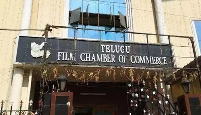 టాలీవుడ్ ఎన్నికల యుద్ధం: ఛాంబర్ పోరులో బడా vs చిన్న నిర్మాతలు! రేపే తీర్పు. టాలీవుడ్ ఎన్నికల యుద్ధం: ఛాంబర్ పోరులో బడా vs చిన్న నిర్మాతలు! రేపే తీర్పు.