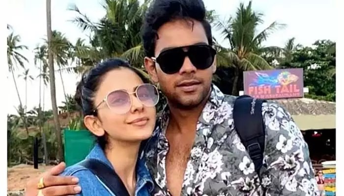డ్రగ్స్ కేసులో రకుల్ సోదరుడికి షాక్! అదుపులోకి తీసుకునేందుకు గాలింపు: డీసీపీ డ్రగ్స్ కేసులో రకుల్ సోదరుడికి షాక్! అదుపులోకి తీసుకునేందుకు గాలింపు: డీసీపీ