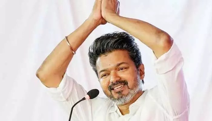 విజయ్ కి షాక్! ఫ్యాన్స్ మధ్య నలిగి కింద పడిపోయిన హీరో.. వీడియో సంచలనం! విజయ్ కి షాక్! ఫ్యాన్స్ మధ్య నలిగి కింద పడిపోయిన హీరో.. వీడియో సంచలనం!