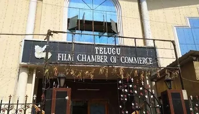 టాలీవుడ్లో రాజకీయ వేడి: ఫిల్మ్ ఛాంబర్ ఎన్నికలు – స్టార్ల ప్యానెల్ VS ప్యానెల్! టాలీవుడ్లో రాజకీయ వేడి: ఫిల్మ్ ఛాంబర్ ఎన్నికలు – స్టార్ల ప్యానెల్ VS ప్యానెల్!