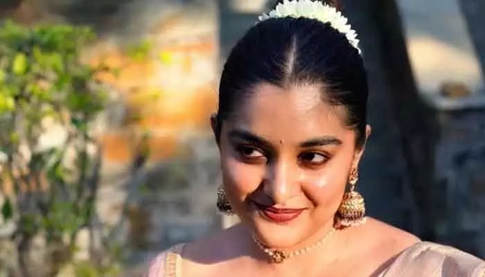 నివేదా థామస్ ట్రెడిషనల్ అందాలు: లావైనా తగ్గని గ్లామర్ అంటూ వైరల్ కామెంట్స్! నివేదా థామస్ ట్రెడిషనల్ అందాలు: లావైనా తగ్గని గ్లామర్ అంటూ వైరల్ కామెంట్స్!