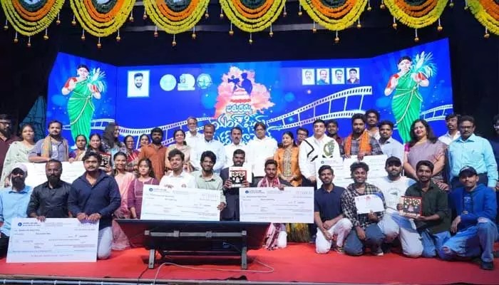 సినిమా రంగంలో గ్రామీణ యువతకు గోల్డెన్ ఛాన్స్: మంత్రి కోమటిరెడ్డి సంచలన ప్రకటన! సినిమా రంగంలో గ్రామీణ యువతకు గోల్డెన్ ఛాన్స్: మంత్రి కోమటిరెడ్డి సంచలన ప్రకటన!