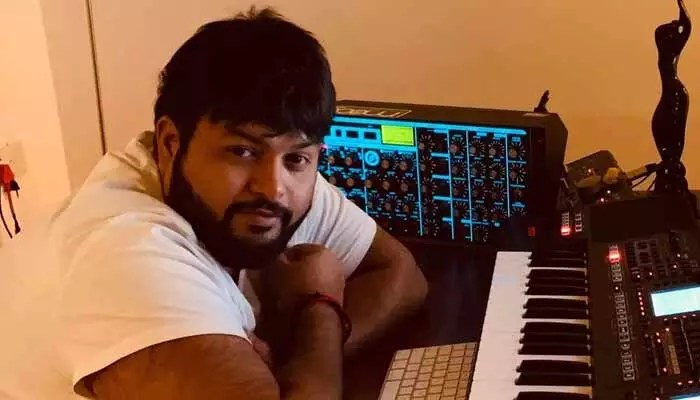 తమన్ షాకింగ్ రిప్లై: "పిచ్చనా పకోడా" అంటూ నెటిజన్కు దిమ్మతిరిగే కౌంటర్! తమన్ షాకింగ్ రిప్లై: "పిచ్చనా పకోడా" అంటూ నెటిజన్కు దిమ్మతిరిగే కౌంటర్!