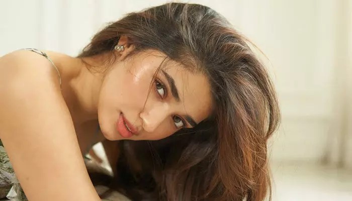 కృతి శెట్టి మంటలు రేపే బుల్లెట్ అందాలు: కొత్త ఫోటోషూట్తో పిచ్చెక్కిస్తోంది! కృతి శెట్టి మంటలు రేపే బుల్లెట్ అందాలు: కొత్త ఫోటోషూట్తో పిచ్చెక్కిస్తోంది!