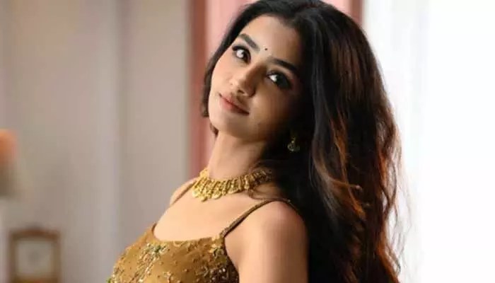 అనుపమ న్యూ ఇయర్ లుక్ వైరల్: నెటిజన్ల కళ్ళు చెదిరే కామెంట్స్! అనుపమ న్యూ ఇయర్ లుక్ వైరల్: నెటిజన్ల కళ్ళు చెదిరే కామెంట్స్!