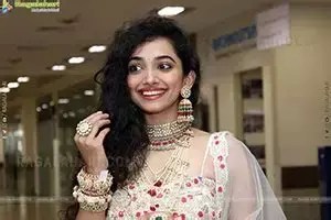 నవీన్ పొలిశెట్టి ఐటెమ్ సాంగ్లో ఊహించని మెరుపు: ఆ హీరోయిన్ ఎవరంటే! నవీన్ పొలిశెట్టి ఐటెమ్ సాంగ్లో ఊహించని మెరుపు: ఆ హీరోయిన్ ఎవరంటే!