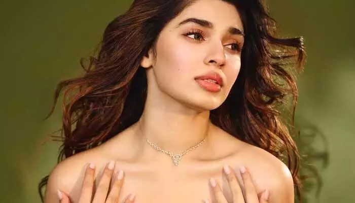 చీరలో హద్దులు దాటిన కృతి శెట్టి.. అసలు టాలెంట్ ఇదేనా అంటూ నెటిజన్ల ప్రశ్నలు! చీరలో హద్దులు దాటిన కృతి శెట్టి.. అసలు టాలెంట్ ఇదేనా అంటూ నెటిజన్ల ప్రశ్నలు!