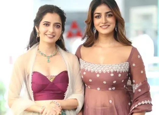 మాస్ రాజా మూవీలో హీరోయిన్ల సర్ప్రైజ్! రవితేజ 'భర్త మహాశయులకు విజ్ఞప్తి'తో థియేటర్లు దద్దరిల్లడం ఖాయం! మాస్ రాజా మూవీలో హీరోయిన్ల సర్ప్రైజ్! రవితేజ 'భర్త మహాశయులకు విజ్ఞప్తి'తో థియేటర్లు దద్దరిల్లడం ఖాయం!