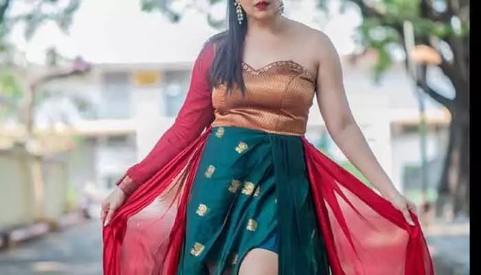 పట్టుచీరలో అనసూయ రచ్చ! చూపులతోనే కుర్రాళ్ళ గుండెల్లో రైళ్లు పరుగెట్టిస్తోందిగా!! పట్టుచీరలో అనసూయ రచ్చ! చూపులతోనే కుర్రాళ్ళ గుండెల్లో రైళ్లు పరుగెట్టిస్తోందిగా!!