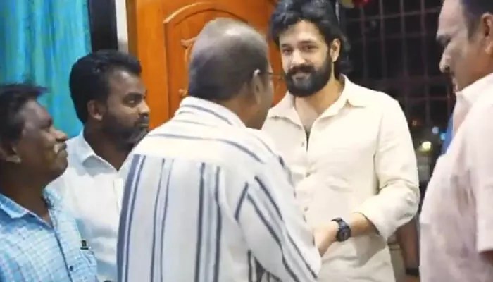 మాస్ ట్రీట్: అభిమాని ఇంటికి అఖిల్ సర్ప్రైజ్ విజిట్! వైరల్ వీడియో చూస్తే షాక్! మాస్ ట్రీట్: అభిమాని ఇంటికి అఖిల్ సర్ప్రైజ్ విజిట్! వైరల్ వీడియో చూస్తే షాక్!