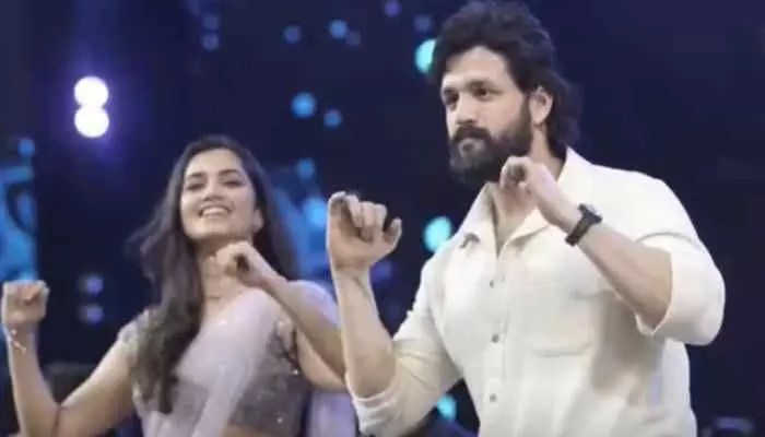 అఖిల్ అక్కినేని మాస్ స్టెప్పులు.. హీరోయిన్తో రచ్చ రచ్చ! అఖిల్ అక్కినేని మాస్ స్టెప్పులు.. హీరోయిన్తో రచ్చ రచ్చ!