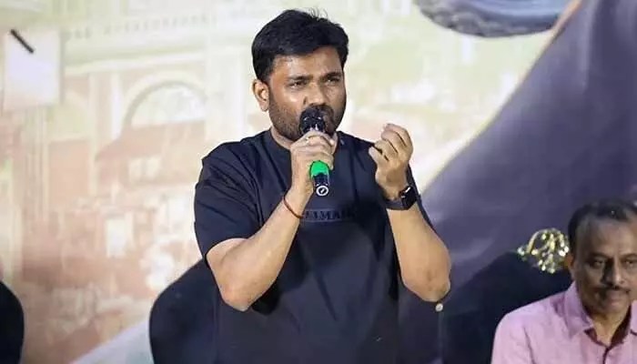 షాకింగ్: 'రాజాసాబ్' రిలీజ్ రచ్చ.. ఫ్యాన్స్ కి మారుతి క్షమాపణలు! షాకింగ్: 'రాజాసాబ్' రిలీజ్ రచ్చ.. ఫ్యాన్స్ కి మారుతి క్షమాపణలు!