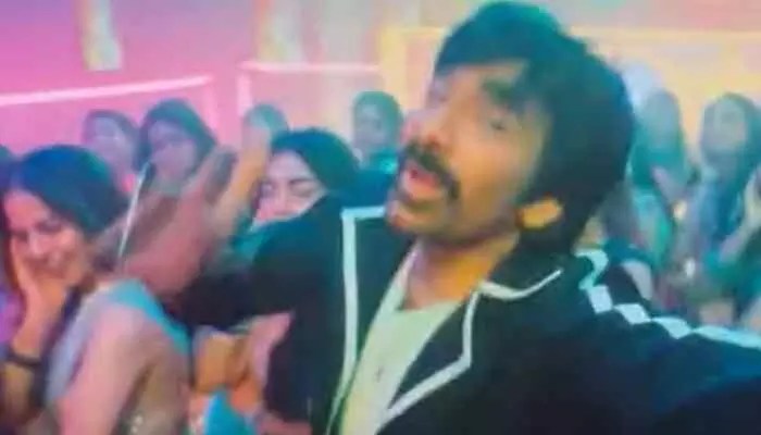 మాస్ రాజా రవితేజ విధ్వంసం... 'భర్త' మూవీలో కార్తీక దీపం పాటతో ఊగిపోతున్న ఫ్యాన్స్! మాస్ రాజా రవితేజ విధ్వంసం... 'భర్త' మూవీలో కార్తీక దీపం పాటతో ఊగిపోతున్న ఫ్యాన్స్!
