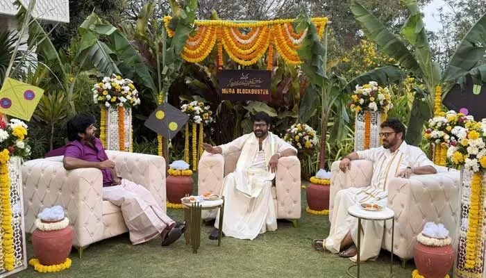చిరు, వెంకీ మాస్ ట్రీట్! ఒకే ఫ్రేమ్లో ఇద్దరు మెగాస్టార్స్.. పిక్స్ వైరల్! చిరు, వెంకీ మాస్ ట్రీట్! ఒకే ఫ్రేమ్లో ఇద్దరు మెగాస్టార్స్.. పిక్స్ వైరల్!