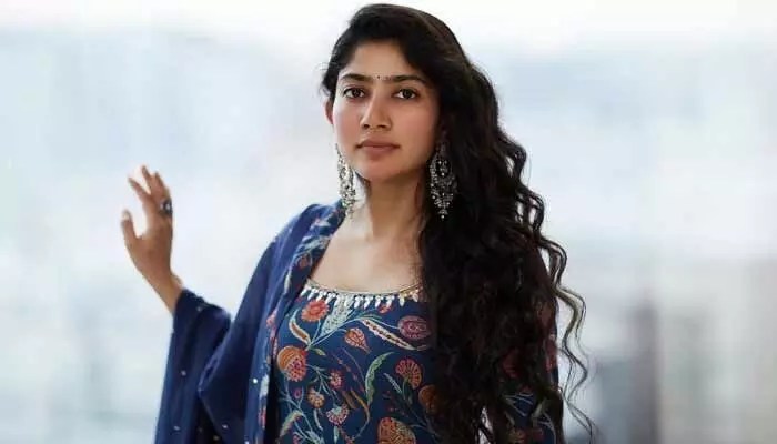 షాకింగ్: సాయి పల్లవి బాలీవుడ్ ఎంట్రీతోనే షాక్! కాపీ ఆరోపణలు, ట్రోల్స్..ఏక్ దిన్ దుమ్ము దులిపేనా? షాకింగ్: సాయి పల్లవి బాలీవుడ్ ఎంట్రీతోనే షాక్! కాపీ ఆరోపణలు, ట్రోల్స్..ఏక్ దిన్ దుమ్ము దులిపేనా?