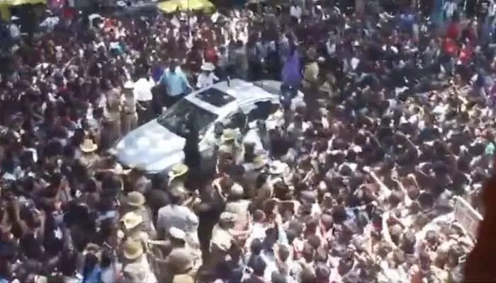 షాకింగ్: బెంగళూరులో మహేష్ బాబు ఫ్యాన్స్ వీరంగం! లాఠీఛార్జ్!! షాకింగ్: బెంగళూరులో మహేష్ బాబు ఫ్యాన్స్ వీరంగం! లాఠీఛార్జ్!!