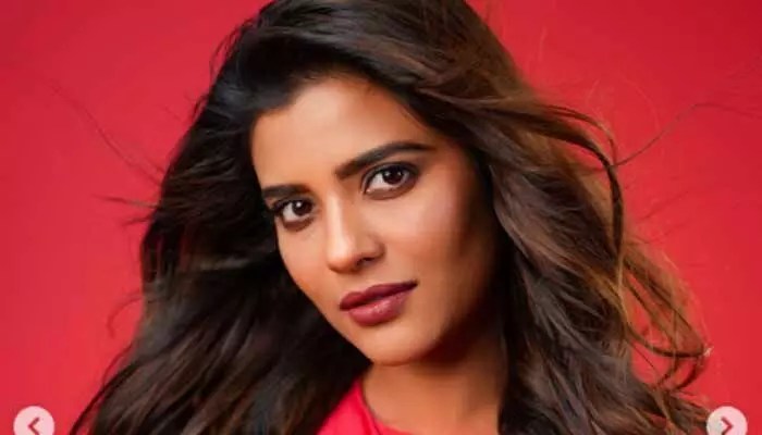 రెడ్ డ్రెస్సులో ఐశ్వర్య రాజేష్ విధ్వంసం! యూత్ కి పిచ్చెక్కించే ఫోజులు వైరల్! రెడ్ డ్రెస్సులో ఐశ్వర్య రాజేష్ విధ్వంసం! యూత్ కి పిచ్చెక్కించే ఫోజులు వైరల్!