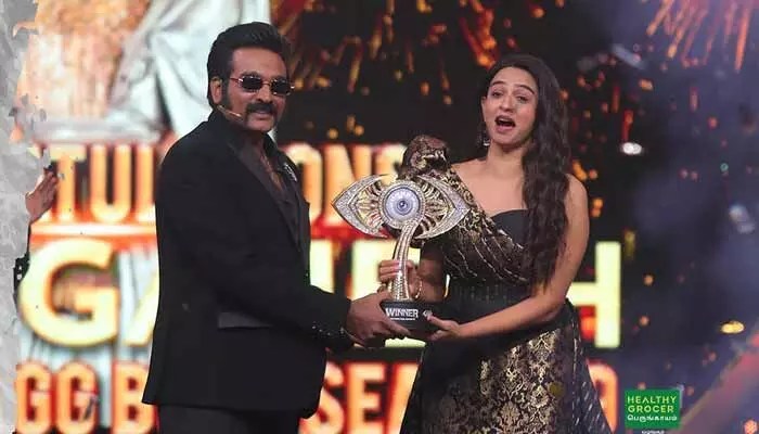 షాకింగ్: బిగ్బాస్ చరిత్ర తిరగరాసిన లేడీ టైగర్! ప్రైజ్ మనీ ఎంతో తెలిస్తే దిమ్మతిరగాల్సిందే! షాకింగ్: బిగ్బాస్ చరిత్ర తిరగరాసిన లేడీ టైగర్! ప్రైజ్ మనీ ఎంతో తెలిస్తే దిమ్మతిరగాల్సిందే!