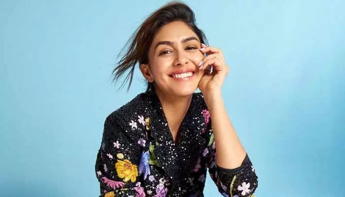 మృణాల్ లవ్ ఎఫైర్ లీక్.. త్వరలో పెళ్లి పీటలు? సీతారామం బ్యూటీ షాకింగ్ అప్డేట్! మృణాల్ లవ్ ఎఫైర్ లీక్.. త్వరలో పెళ్లి పీటలు? సీతారామం బ్యూటీ షాకింగ్ అప్డేట్!