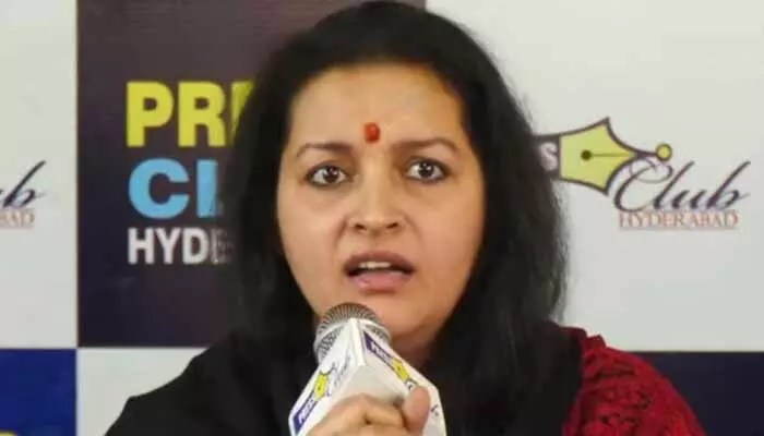 రేణు దేశాయ్ ఫైర్: నా పేరుతో డబ్బులా? వాళ్లకు శాపమే! దిమ్మతిరిగే షాకింగ్ కామెంట్స్! రేణు దేశాయ్ ఫైర్: నా పేరుతో డబ్బులా? వాళ్లకు శాపమే! దిమ్మతిరిగే షాకింగ్ కామెంట్స్!