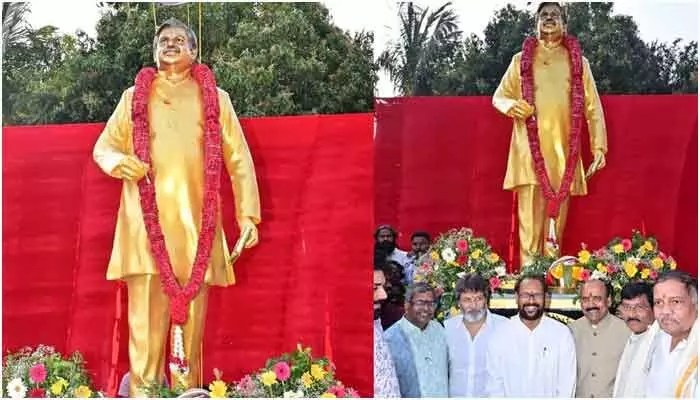 షాకింగ్: సిరివెన్నెల విగ్రహావిష్కరణ! త్రివిక్రమ్ స్పీచ్ తో కన్నీళ్లు! షాకింగ్: సిరివెన్నెల విగ్రహావిష్కరణ! త్రివిక్రమ్ స్పీచ్ తో కన్నీళ్లు!