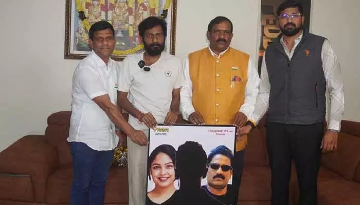 మాస్ న్యూస్: 'క్యాట్' ఫస్ట్ లుక్ విడుదల చేసిన డైరెక్టర్ బుచ్చిబాబు! సినిమా బ్లాక్ బస్టర్ హిట్టేనా? మాస్ న్యూస్: 'క్యాట్' ఫస్ట్ లుక్ విడుదల చేసిన డైరెక్టర్ బుచ్చిబాబు! సినిమా బ్లాక్ బస్టర్ హిట్టేనా?
