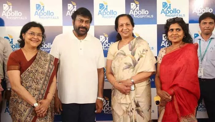 మెగాస్టార్ షాక్: కవలల్లో మొదట పుట్టింది ఎవరో చెప్పేసిన చిరు! మాస్ న్యూస్! మెగాస్టార్ షాక్: కవలల్లో మొదట పుట్టింది ఎవరో చెప్పేసిన చిరు! మాస్ న్యూస్!