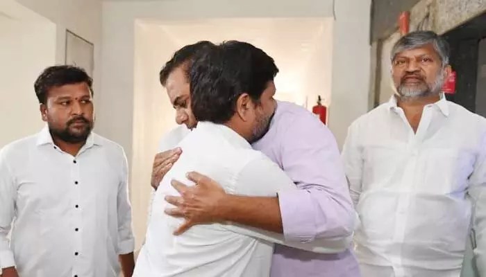 కేటీఆర్ సంచలనం! 'జైబోలో తెలంగాణ' డైరెక్టర్కు కేటీఆర్ పరామర్శ! కేటీఆర్ సంచలనం! 'జైబోలో తెలంగాణ' డైరెక్టర్కు కేటీఆర్ పరామర్శ!