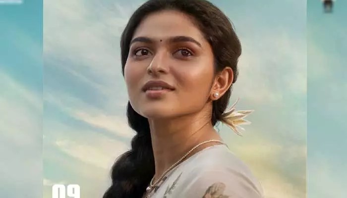 టొవినో మాస్ ట్రీట్: 'పళ్లిచట్టంబి'లో కయదు లోహర్ ఫస్ట్ లుక్ రిలీజ్! ఫ్యాన్స్ కి పండగే!! టొవినో మాస్ ట్రీట్: 'పళ్లిచట్టంబి'లో కయదు లోహర్ ఫస్ట్ లుక్ రిలీజ్! ఫ్యాన్స్ కి పండగే!!