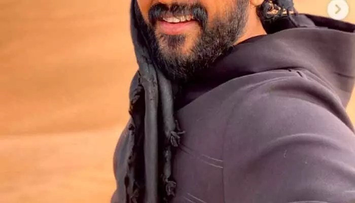 Karthi Transforms into Dubai Sheikh: Stunning Viral Photos Thrill Fans! Karthi Transforms into Dubai Sheikh: Stunning Viral Photos Thrill Fans!